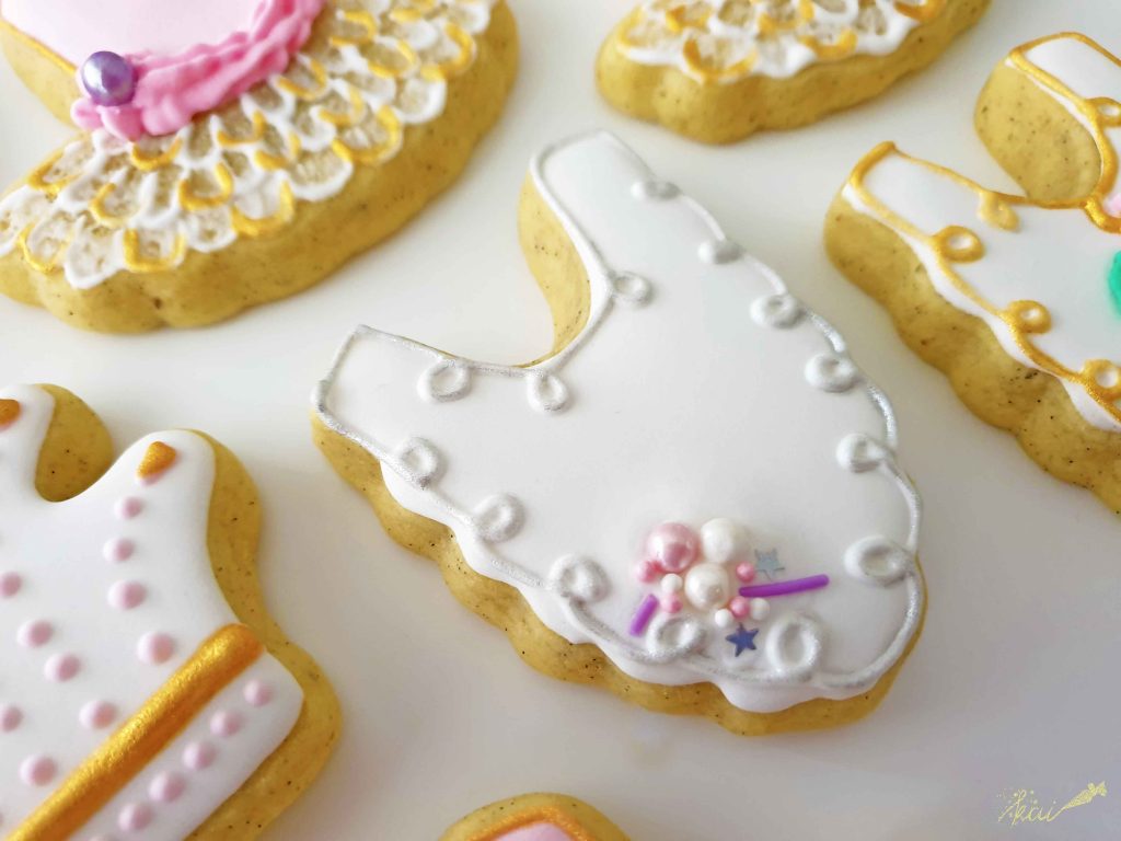 bib-white-and-silver-baby-shower-cookie